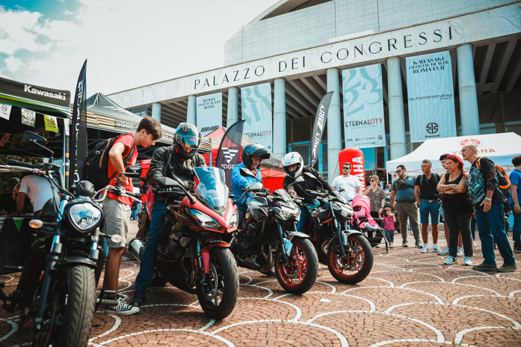Demo ride moto Kawasaki a Roma all'evento Eternal City Motorcycle Show
