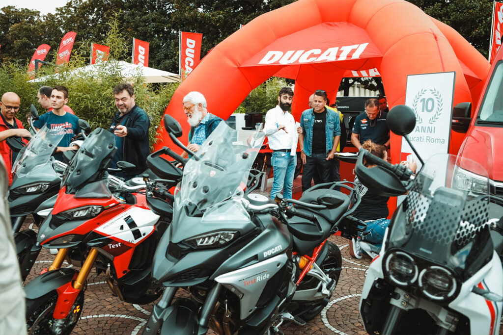 Demo ride moto Ducati a Roma all'evento Eternal City Motorcycle Show